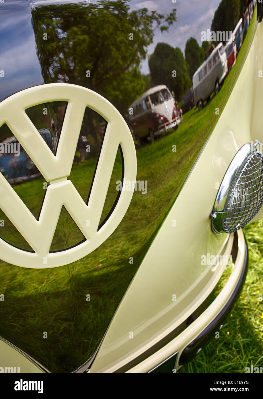 VW Reflexionen in der Lackierung von 1957 VW Split Screen Volkswagen Wohnmobil. England Stockfoto