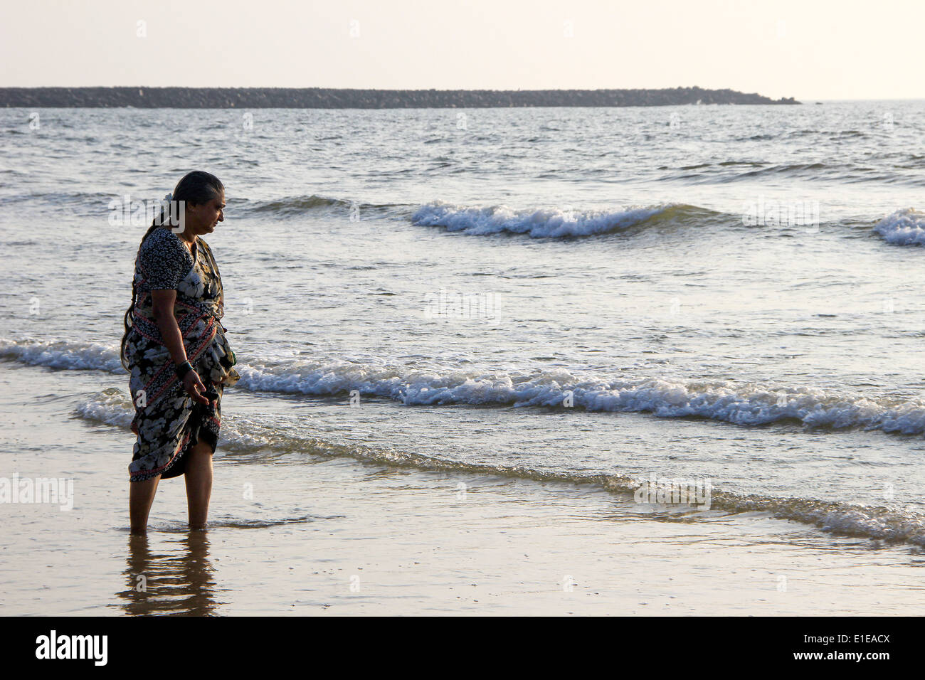 Frau neugierig beobachten Meereswellen in Mangalore, Karnataka, Indien, Asien Stockfoto