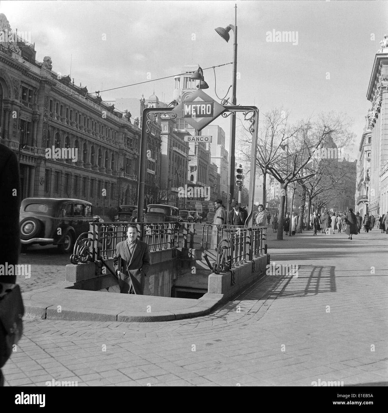 Madrid, die Hauptstadt Spaniens, ist bekannt für ihr reiches kulturelles Erbe, historische Sehenswürdigkeiten und eine lebhafte Atmosphäre. Es dient als politisches, wirtschaftliches und kulturelles Zentrum des Landes mit berühmten Sehenswürdigkeiten wie dem Königspalast und dem Prado-Museum. Stockfoto