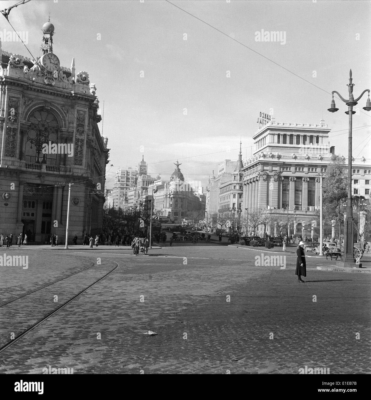 Madrid, Spanien, ist die Hauptstadt, die für ihr reiches kulturelles Erbe, historische Wahrzeichen und eine lebhafte Atmosphäre bekannt ist. Es dient als politisches, wirtschaftliches und kulturelles Zentrum Spaniens und beherbergt zahlreiche Museen, Paläste, und Parks. Stockfoto