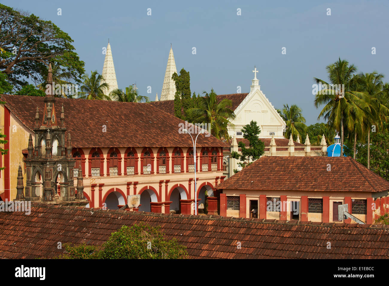 Indien, Bundesstaat Kerala, Fort Cochin oder Kochi, Santa Cruz Basilika und Kolonialstil college Stockfoto