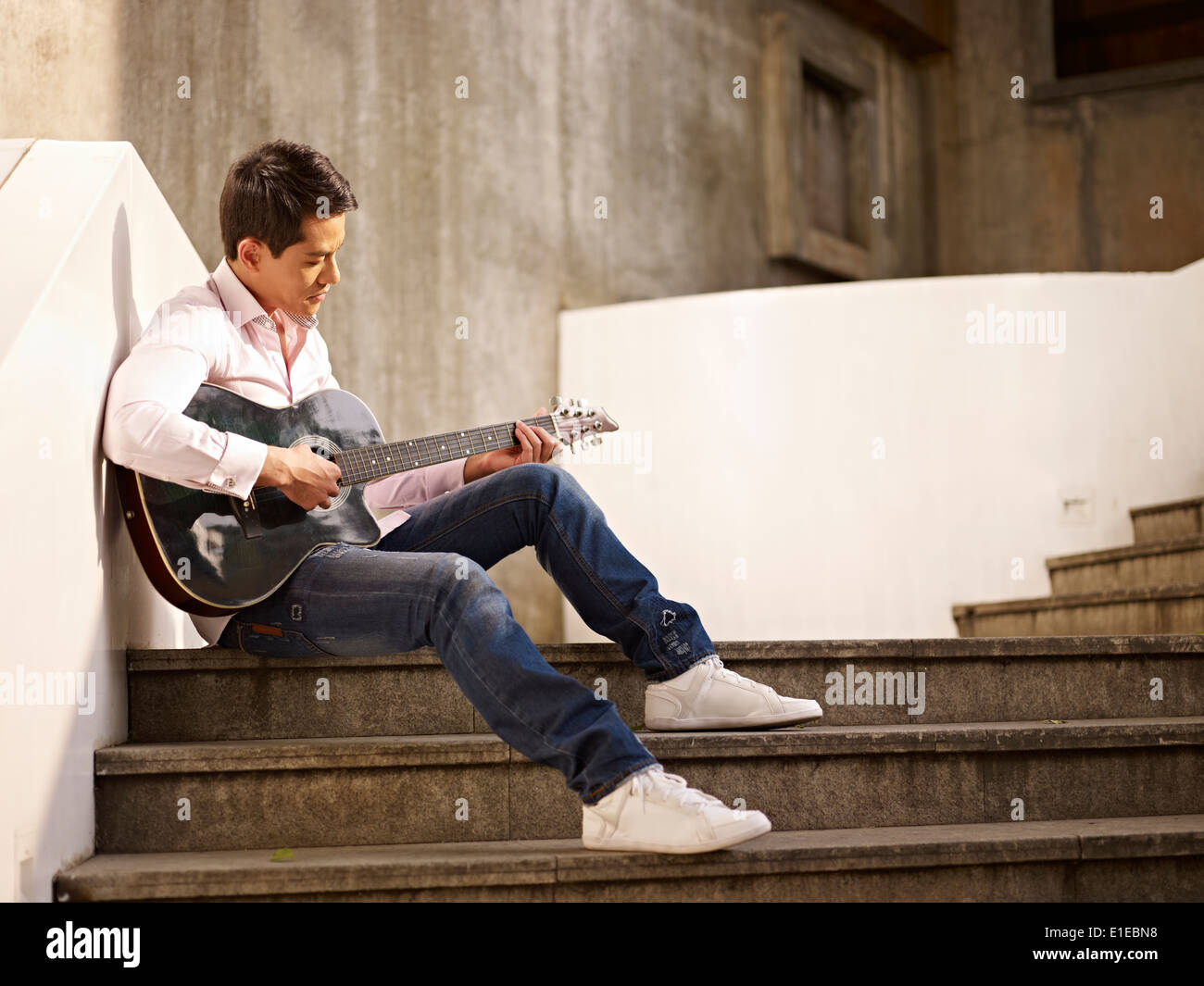 asiatische Gitarrist Stockfoto