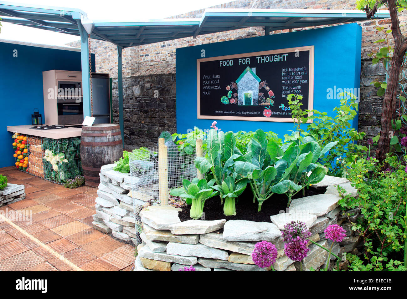 Food For Thought zeigen Garten, entworfen von Elma Fenton im Bloom, Irlands premier Garten und Feinschmeckerfest in Phoenix Park Dublin Stockfoto