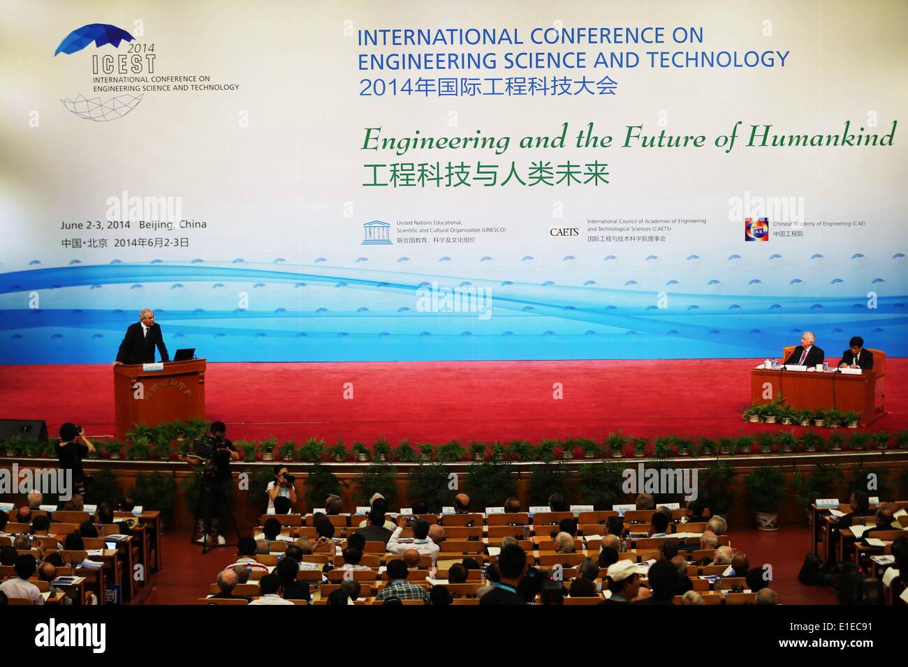 Peking, China. 2. Juni 2014. Keith O'Nions, Präsident und Rektor des Imperial College London, hält eine Rede bei der internationalen Konferenz über Engineering Science and Technology in Peking, Hauptstadt von China, 2. Juni 2014. Die Konferenz mit dem Thema "Engineering und die Zukunft der Menschheit" ist durch die Vereinten Nationen für Erziehung, Wissenschaft und Cultural Organization (UNESCO), International Council of Akademien von Engineering und technische Wissenschaften (CAETS) und Chinese Academy of Engineering (CAE) statt. © Jin Liwang/Xinhua/Alamy Live-Nachrichten Stockfoto