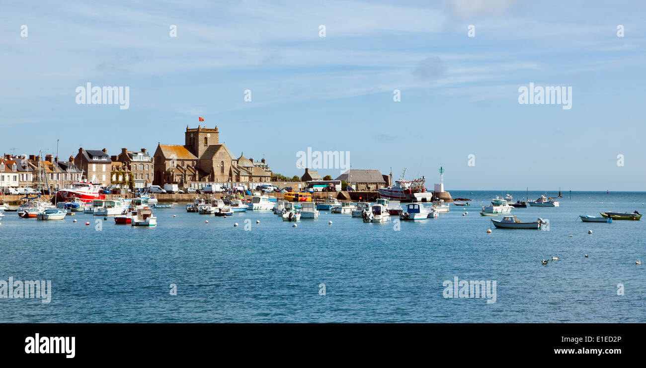 Hafen und die mittelalterliche Kirche von Barfleur, Normandie, Frankreich Stockfoto