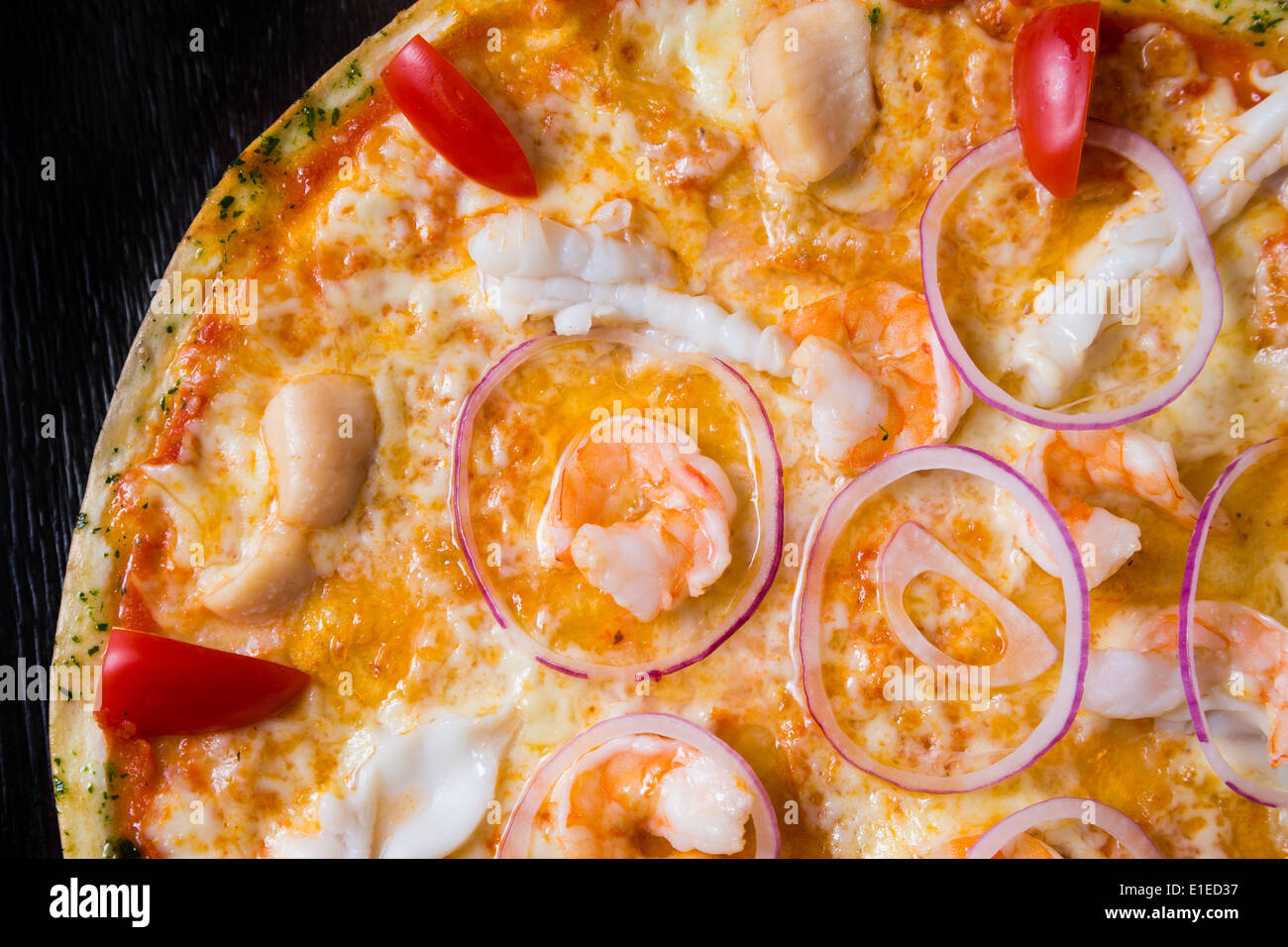 Köstliche Pizza mit Meeresfrüchten Stockfoto
