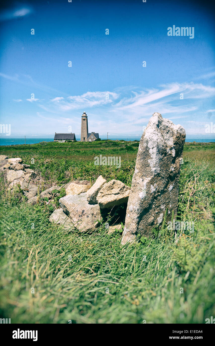 Leuchtturm von Cap Levi an der Kanalküste, Halbinsel Cotentin, Normandie. Vintage Verarbeitung. Stockfoto