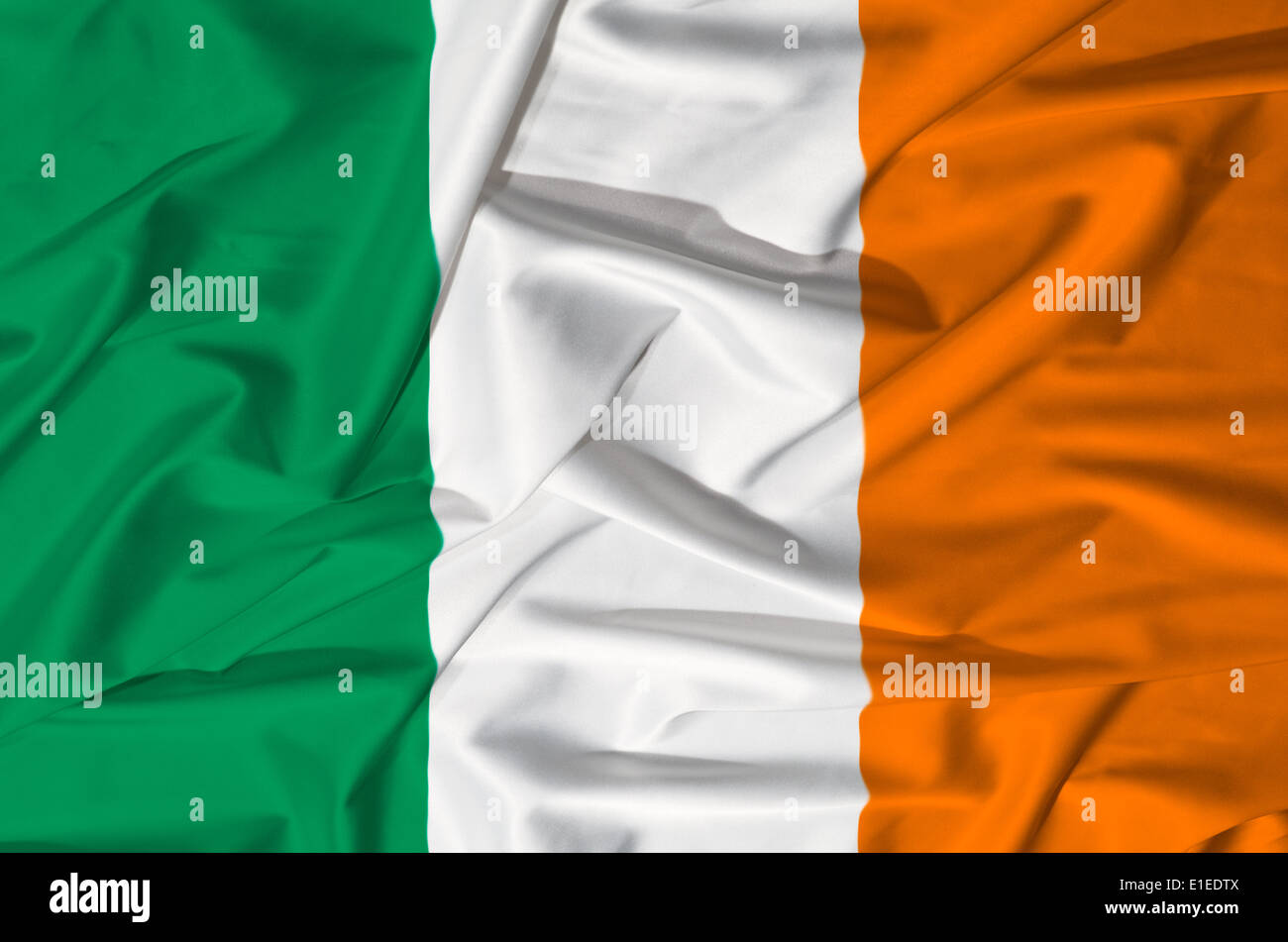 Irland Flagge auf einer Seide drapieren winken Stockfoto