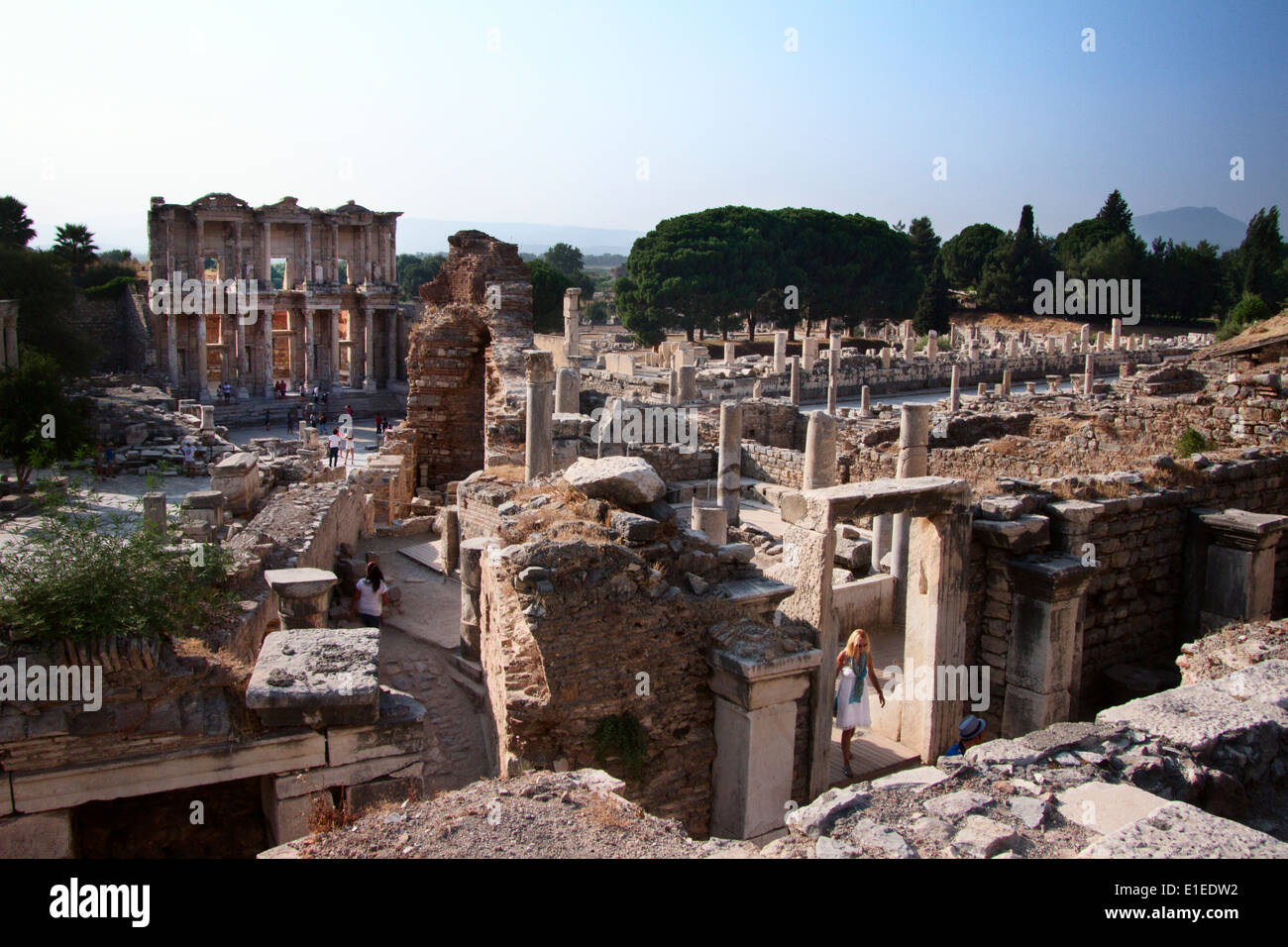 Türkei Izmir Selçuk Ionia Ephesus griechischen Roman Roma archäologischen Ruinen Ansicht Panorama Menschen gehen Sonnenuntergang römischen Reiches Archaeologi Stockfoto