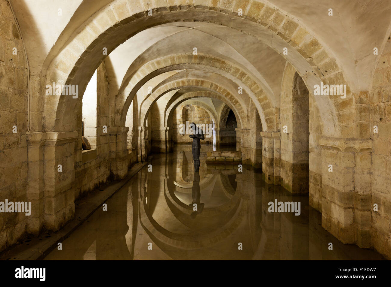 Überfluteten Krypta der Kathedrale von Winchester mit der Statue "Sound II" von Antony Gormley Stockfoto