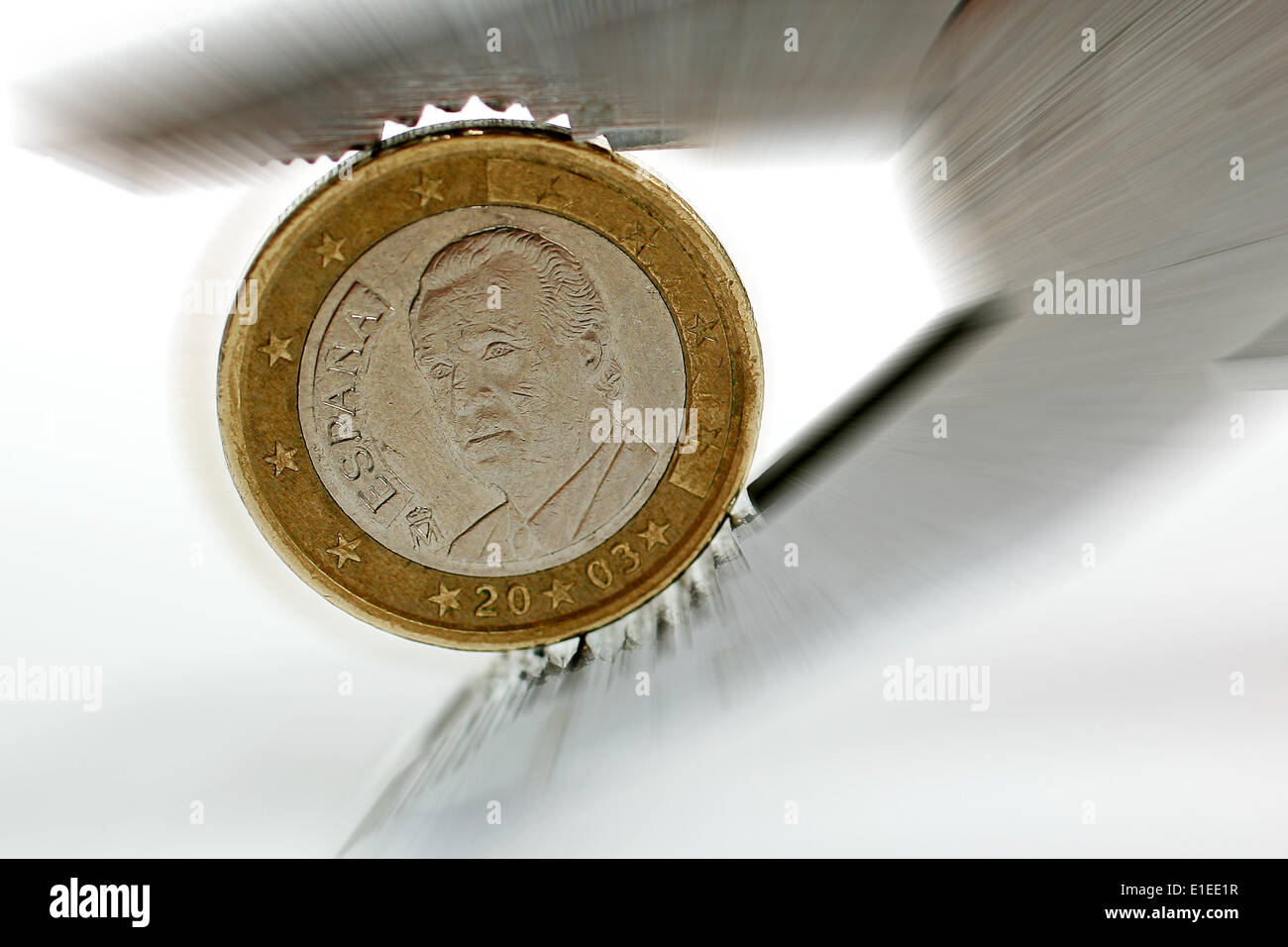 Eine Spanische Euro-Münze Mit Dem Konterfei von König Juan Carlos ist in Einer Zange eingeklemmt Stockfoto