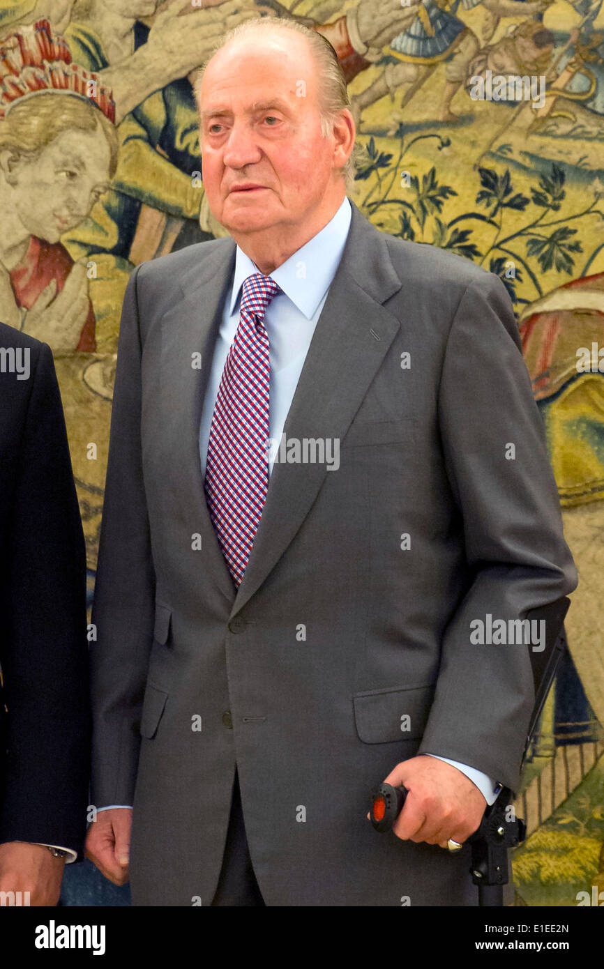 Der spanische König Juan Carlos besucht Anhörung mit einem konstitutionellen Gericht Präsident Francisco Perez De Los Cobos Orihuel im Zarzuela-Palast. Madrid am 25. Juni 2013 Stockfoto