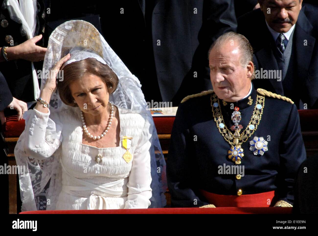 (Dpa) - König Juan Carlos von Spanien und seine Frau Königin Sophia beteiligen sich an dem Gottesdienst auf dem Platz St. Peter im Vatikan in Rom, Italien, 24. April 2005. Papst Benedict XVI als neuen Leiterin der römisch-katholischen Kirche, heute am Sonntag, 24. April 2005 eingeweiht. Stockfoto