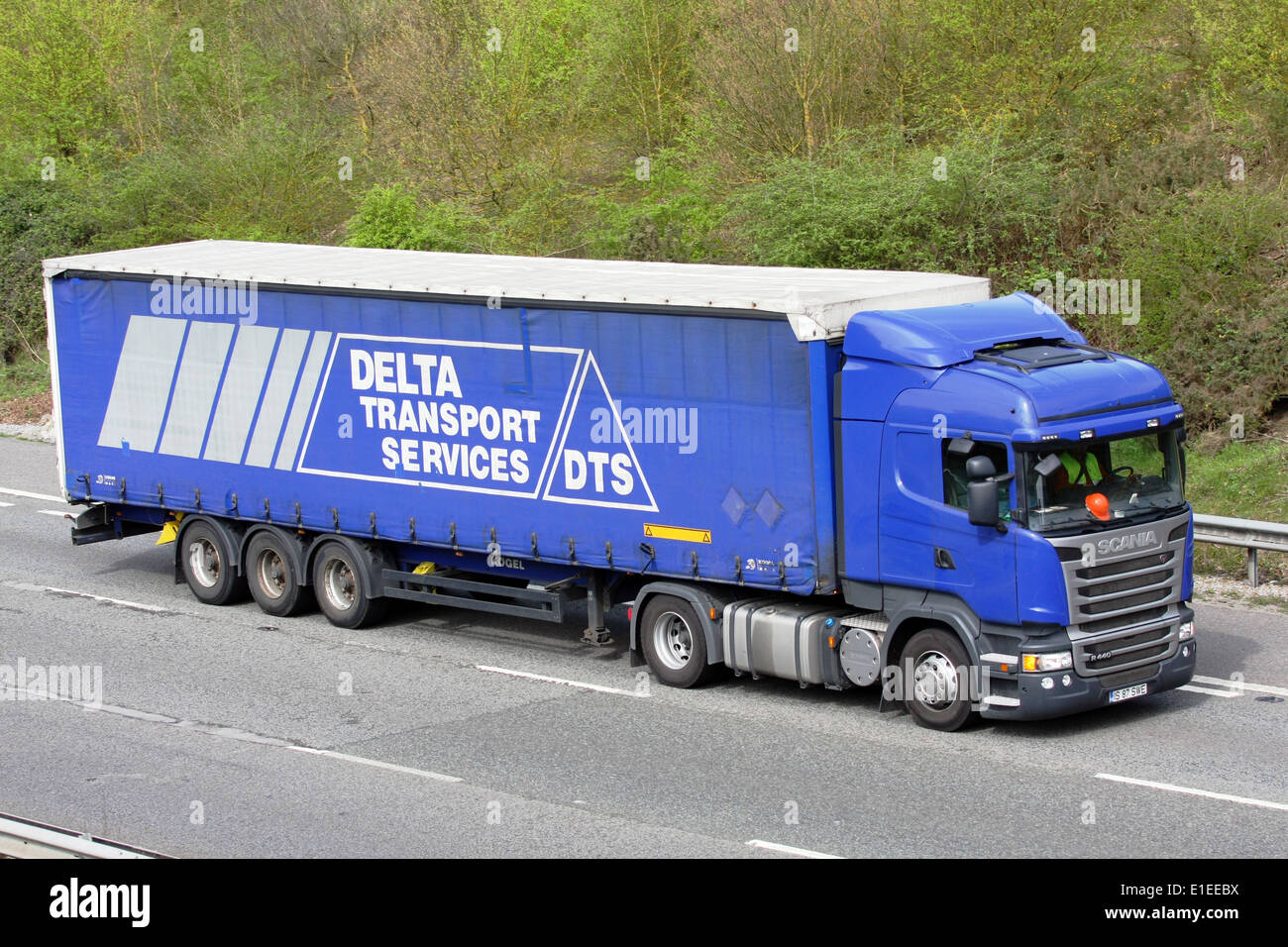 Belgien-Delta-Transportdienstleistungen LKW Reisen entlang der Autobahn M20 in Kent, England Stockfoto