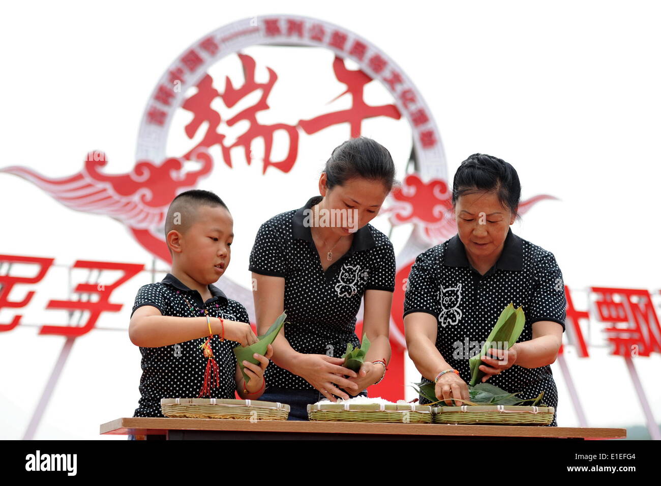 (140602)--CHANGCHUN, 2. Juni 2014 (Xinhua)--Bürger besuchen einen Mytisches ausgerichteten Wettbewerb während ein Drachenboot-Festival-Feier in Changchun, Hauptstadt des nordöstlichen Chinas Provinz Jilin, 2. Juni 2014. Der Dragon Boat Festival, auch bekannt als Duanwu wird jährlich am fünften Tag des fünften Monats des chinesischen Mondkalenders gefeiert am 2. Juni dieses Jahres fällt. Typische Art und Weise des Feierns gehören halten Drachenboot-Rennen und Essen Mytisches, ein glutinous Reis Knödel in Indocalamus Blätter gewickelt. Diese Praktiken werden geglaubt, um in Gedenken an Qu Yuan (ca. 340 v. Chr.-27 erfolgen Stockfoto