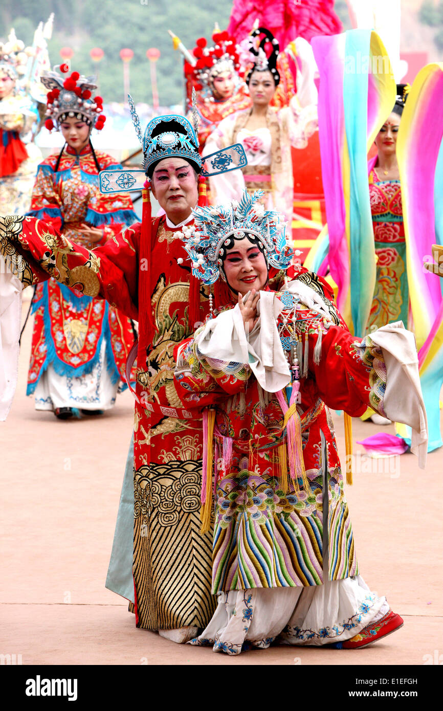 (140602)--ANKANG, 2. Juni 2014 (Xinhua)--Darsteller Bühne Aufführung einer traditionellen Erhuang-Oper während ein Drachenboot-Festival-Feier in Ankang, Nordwesten der chinesischen Provinz Shaanxi, 2. Juni 2014. Der Dragon Boat Festival, auch bekannt als Duanwu wird jährlich am fünften Tag des fünften Monats des chinesischen Mondkalenders gefeiert am 2. Juni dieses Jahres fällt. Typische Art und Weise des Feierns gehören halten Drachenboot-Rennen und Essen Mytisches, ein glutinous Reis Knödel in Indocalamus Blätter gewickelt. Diese Praktiken werden geglaubt, um in Gedenken an Qu Yuan (ca. 340 v. Chr.-278 erfolgen Stockfoto