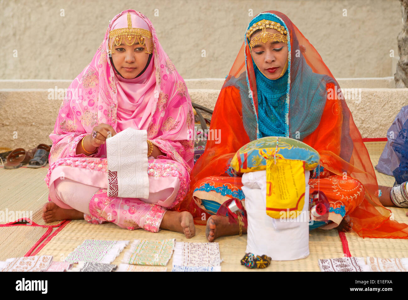 Omanische Frauen machen traditionelle Kumas (Männer Caps) in Maskat, in das Sultanat Oman. Stockfoto