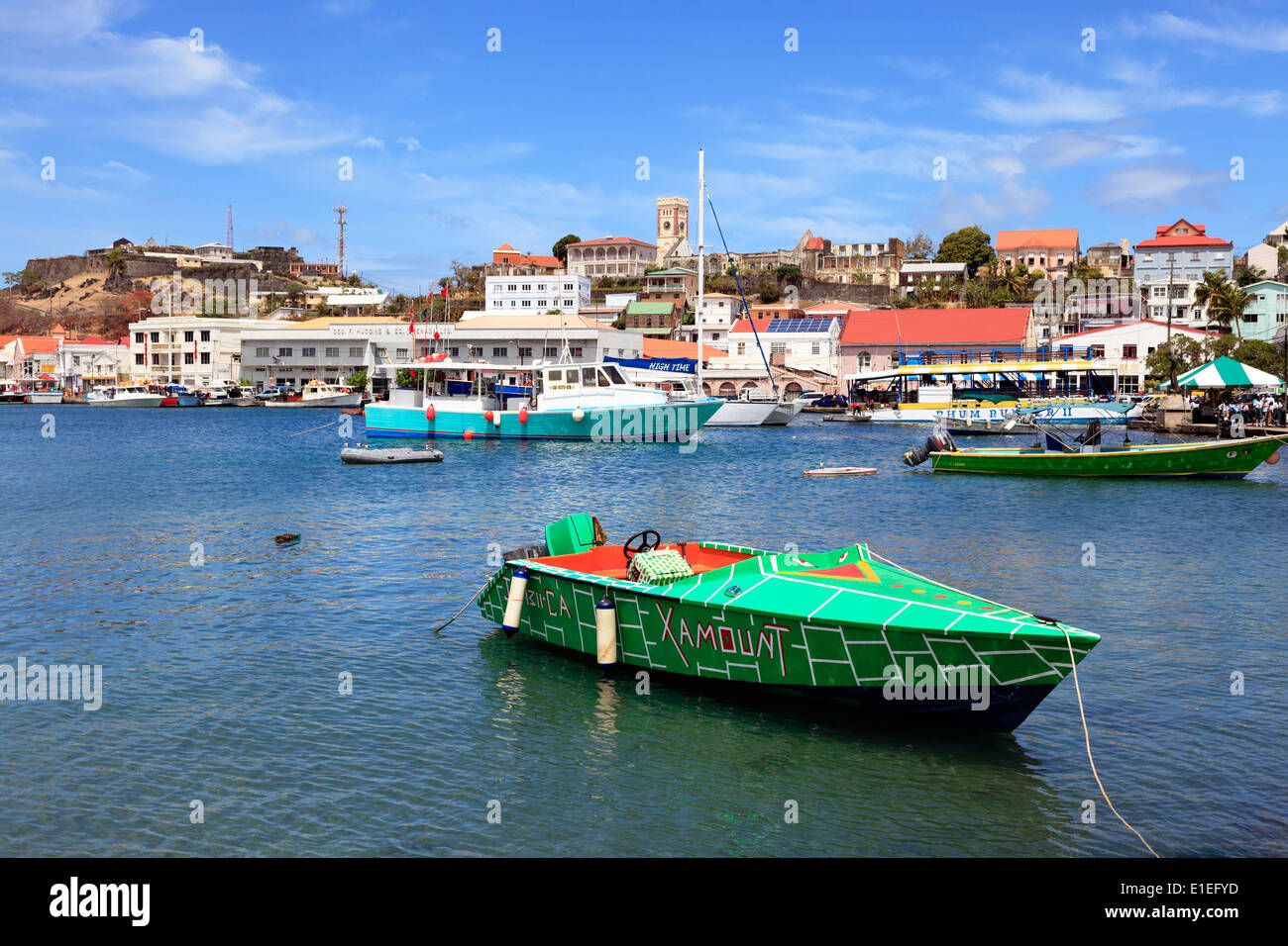 Blick von der Carenage Naturhafen, St. George, Grenada, West Indies mit Fort George am Horizont Stockfoto