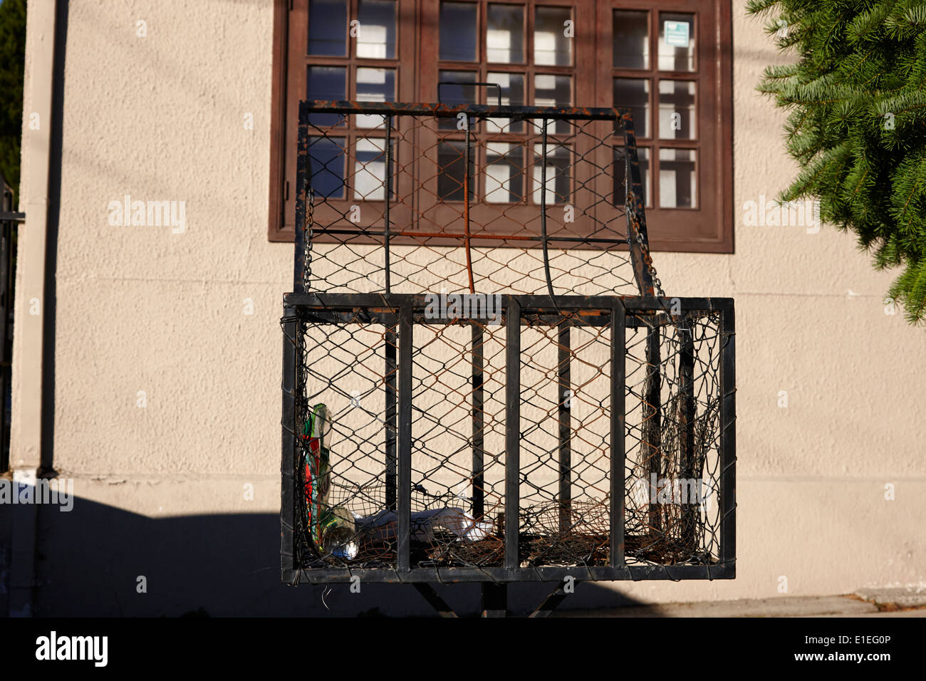 hohes Niveau Draht Korb Haushalt Abfallbehälter weht über Sammlungen zu vermeiden oder durch Tiere Punta Arenas Chile geöffnet Stockfoto
