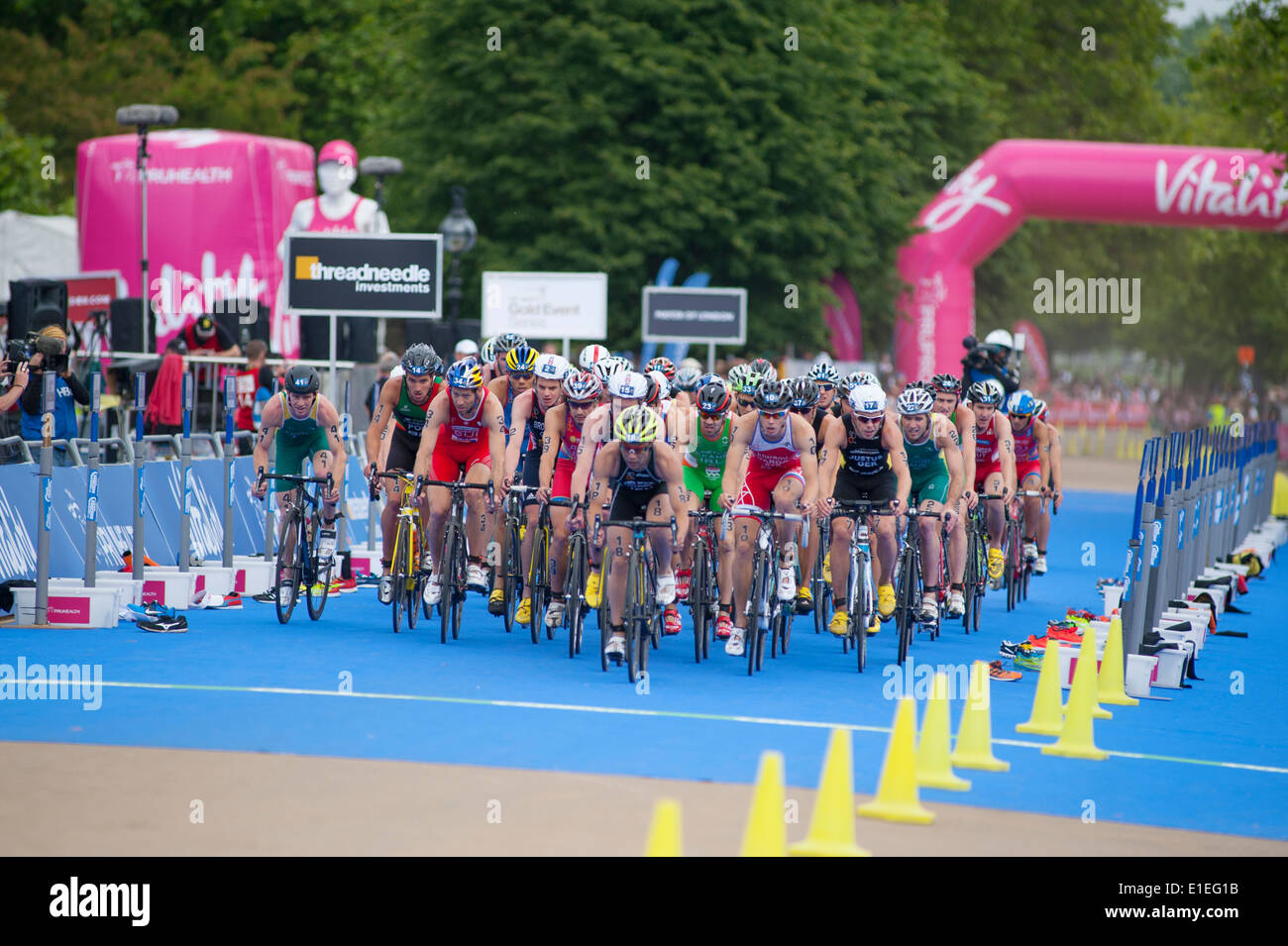 Cycling Kurs der PruHealth World Triathlon am Hyde Park, 2014 mit großen Gruppe von Fahrern, die Annäherung an Stockfoto