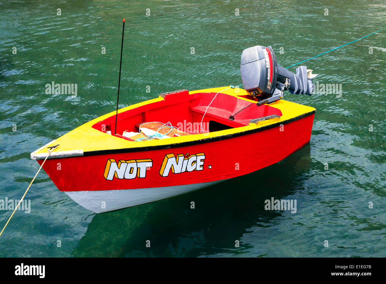 Kleines Ruderboot mit dem Namen "Nicht schön", in einem Hafen in St. George, Grenada, West Indies Stockfoto
