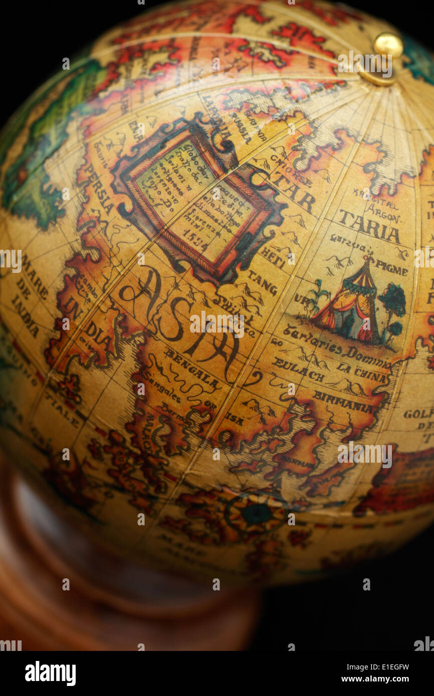 Schreibtisch-Globus mit einer alten Karte der Welt. Stockfoto