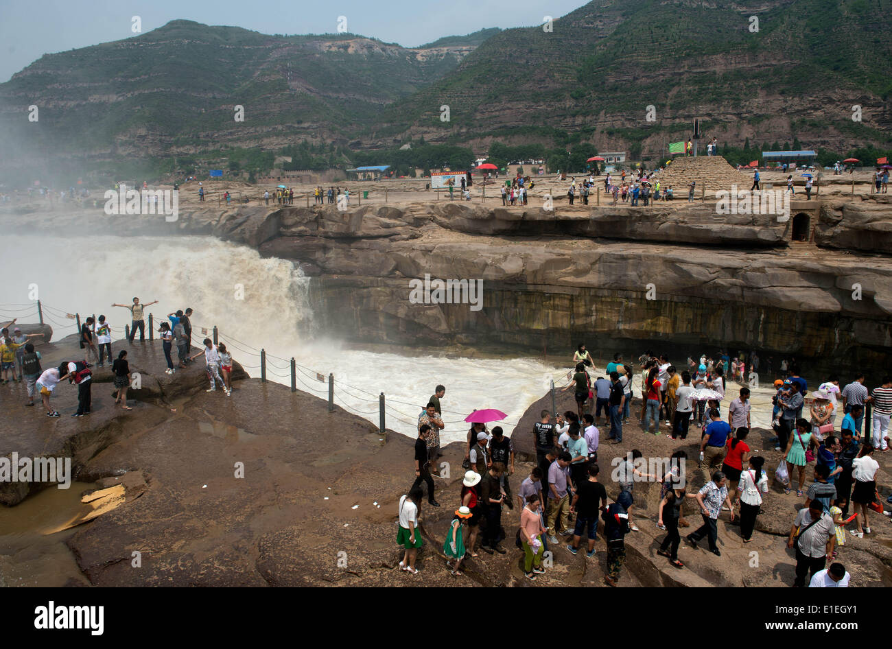 (140602)--YICHUAN, Menschen 2. Juni 2014 (Xinhua)--versammeln sich um das Hukou Wasserfall des gelben Flusses in Yichuan County, Nordwesten der chinesischen Provinz Shaanxi, 2. Juni 2014 zu sehen.  (Xinhua/Liu Xiao) (Yxb) Stockfoto