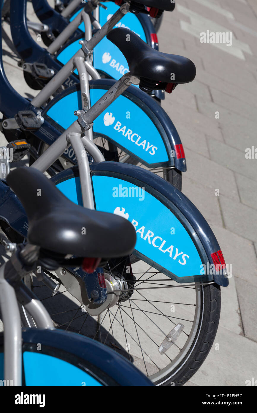 Barclays gesponserten Fahrrad. den Spitznamen Boris Fahrräder, Fahrradverleih bike Docking Station in London. Stockfoto