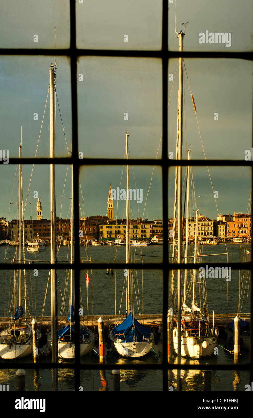 Venedig durch das Fenster Stockfoto