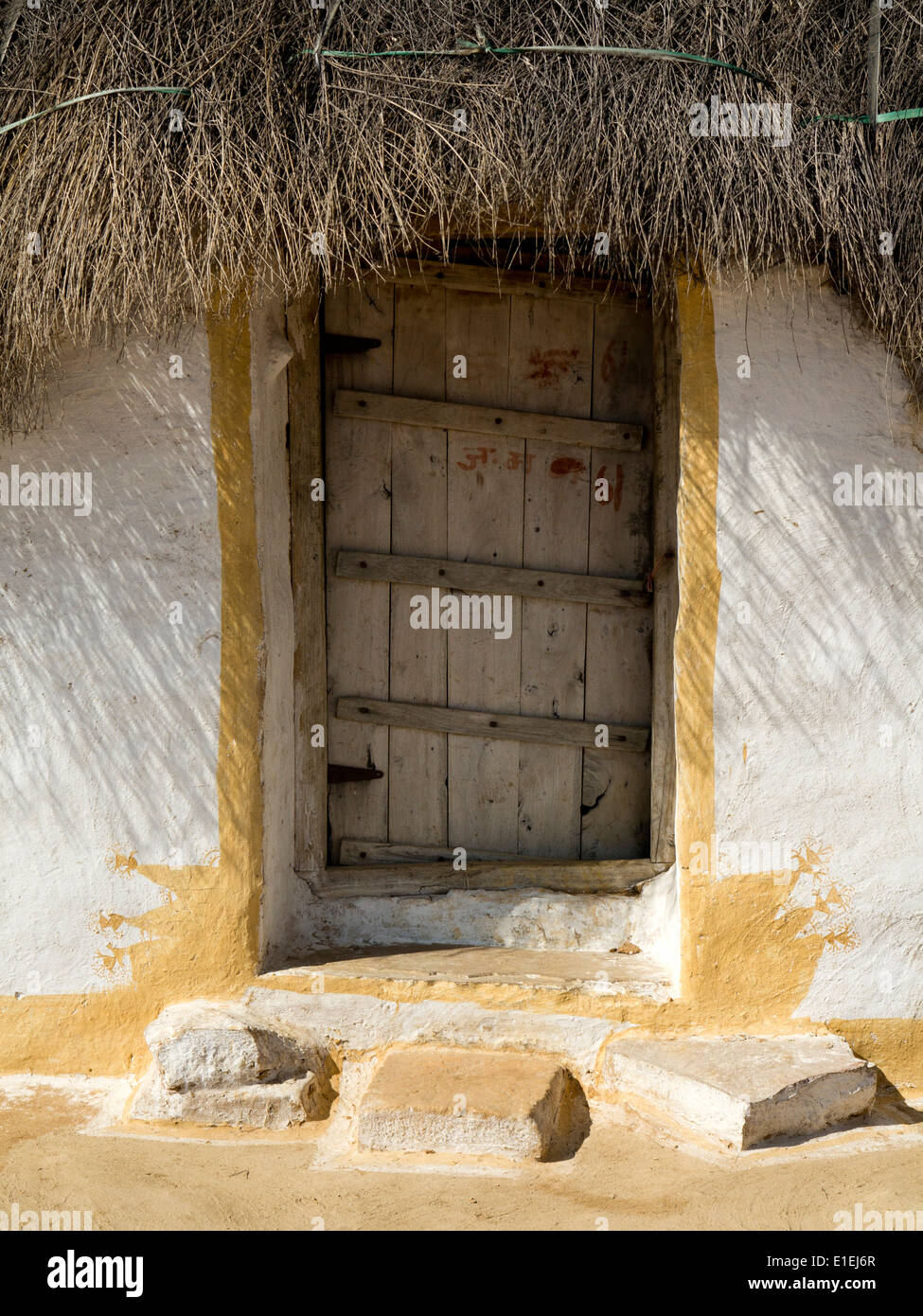 Indien, Rajasthan, Jaisalmer, Tür strohgedeckte Guest House der Thar Wüste Farm mit bemalten Wänden außerhalb der wichtigsten Verbindung Stockfoto