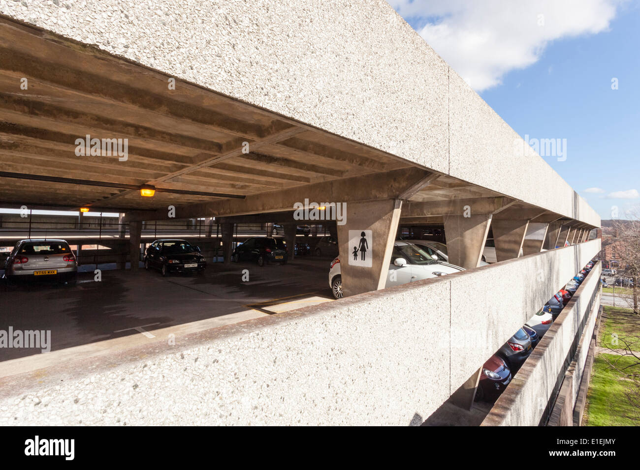 Brutalist Gebäude. Ein 60er multi Parkhaus im Zentrum von Chesterfield, Derbyshire, England, Großbritannien Stockfoto