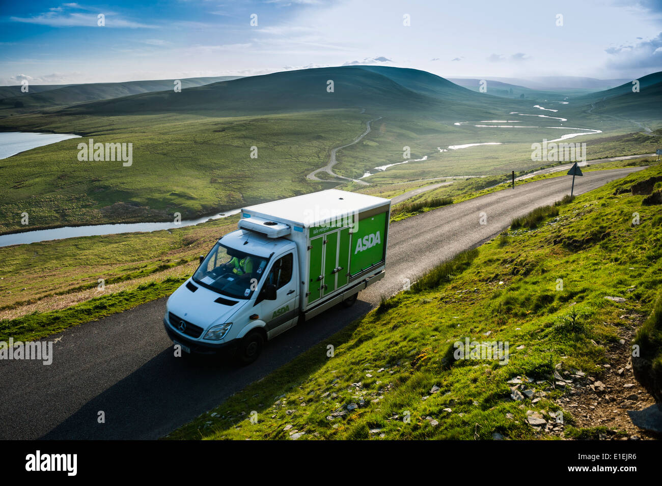 Ein ASDA Hause Lieferwagen Fahrt durch die abgelegenen ländlichen Landschaft von isolierten Elan Hochtal in Powys Mitte Wales UK Stockfoto