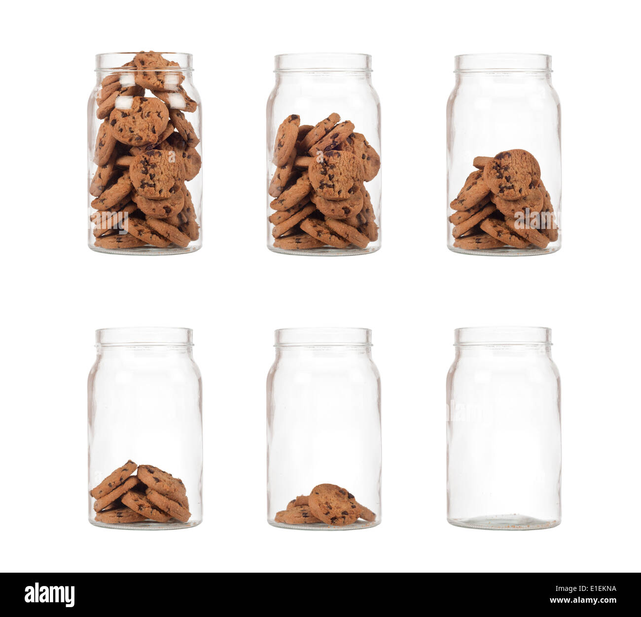 Abfolge von Glas mit Cookies von voll zu leer isoliert auf weißem Hintergrund Stockfoto