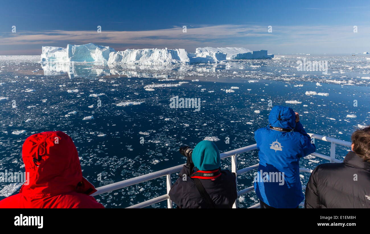Die nationale Gepographic-Explorer unter riesigen Eisberge gekalbt von Ilulissat Gletscher, der UNESCO, Ilulissat, Grönland Stockfoto
