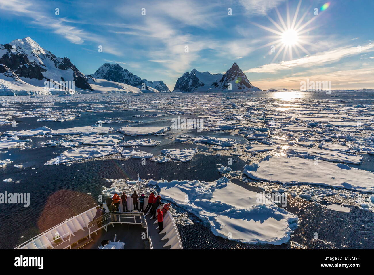 Die Lindblad Expeditions Schiff National Geographic Explorer im Lemaire-Kanal, Antarktis, Polarregionen Stockfoto