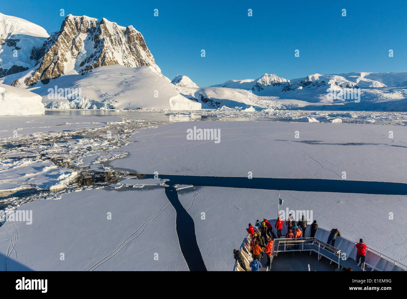 Die Lindblad Expeditions Schiff National Geographic Explorer im Lemaire-Kanal, Antarktis, Polarregionen Stockfoto