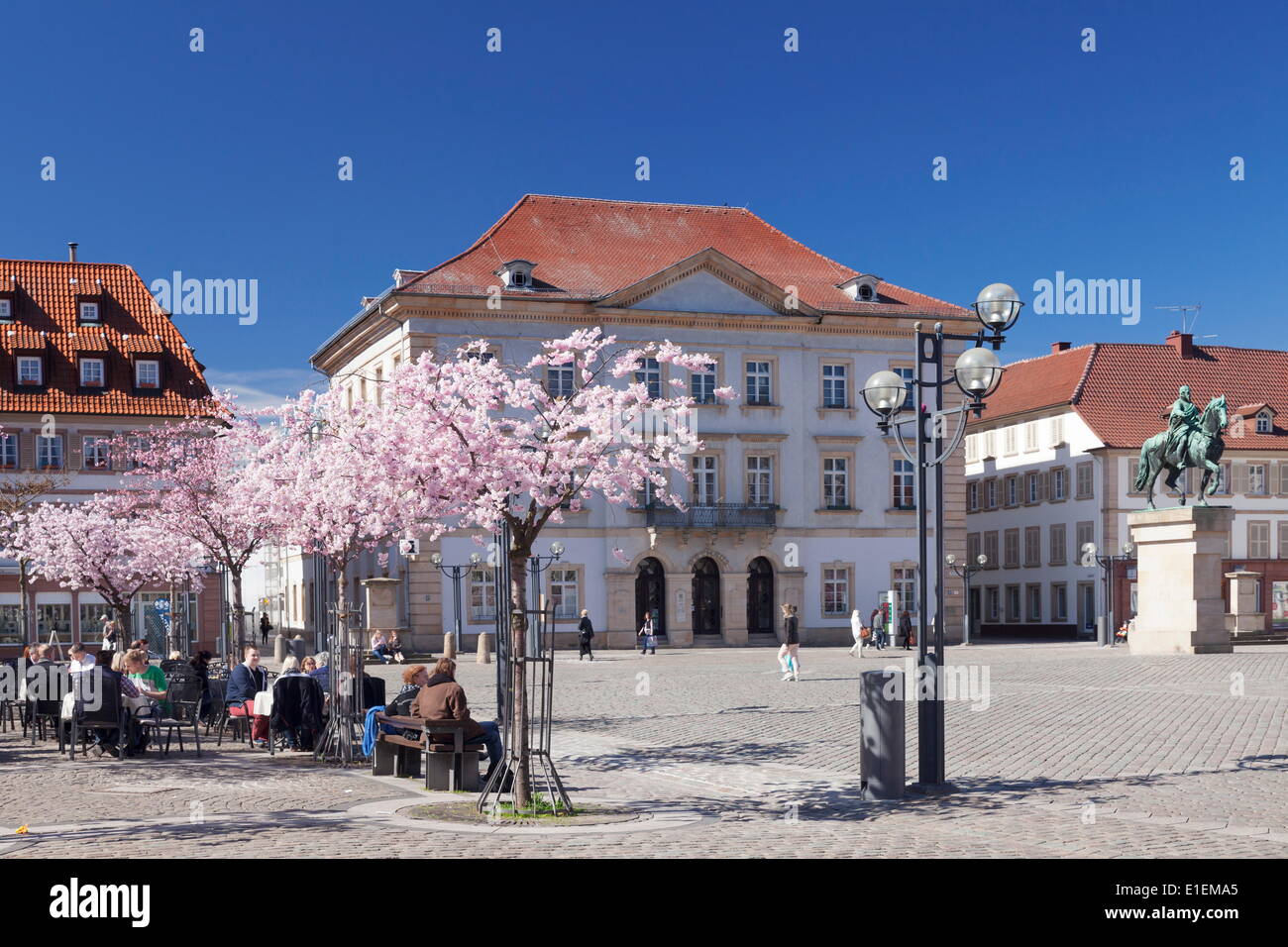 mandelbl-te-marktplatz-und-rathaus-landau-die-deutsche-weinstra-e