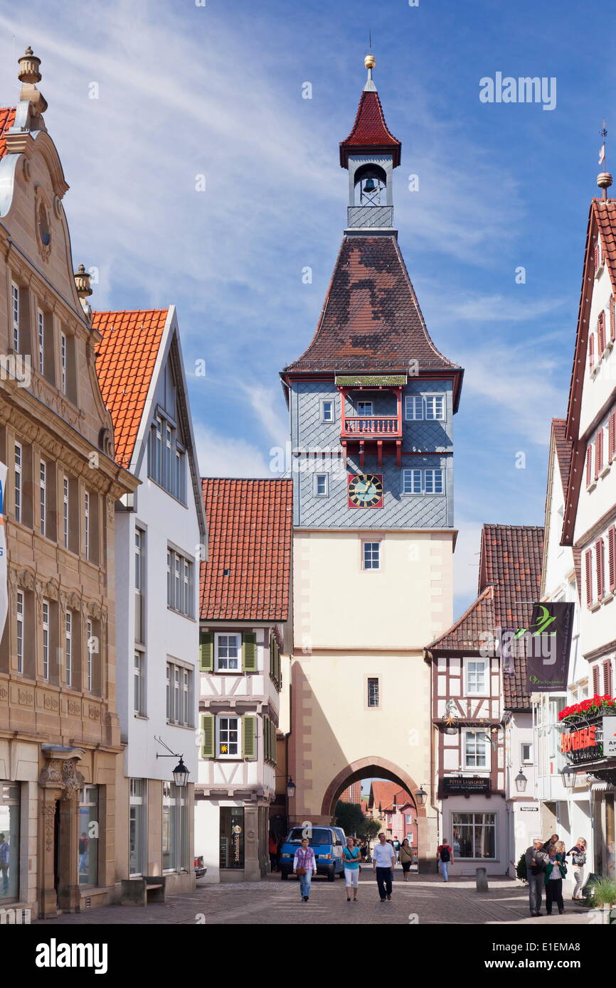 Marktstrasse Straße mit Schwaikhaimer Torturm Turm, Winnenden, Rems-Murr-Kreis, Baden-Württemberg, Deutschland, Europa Stockfoto