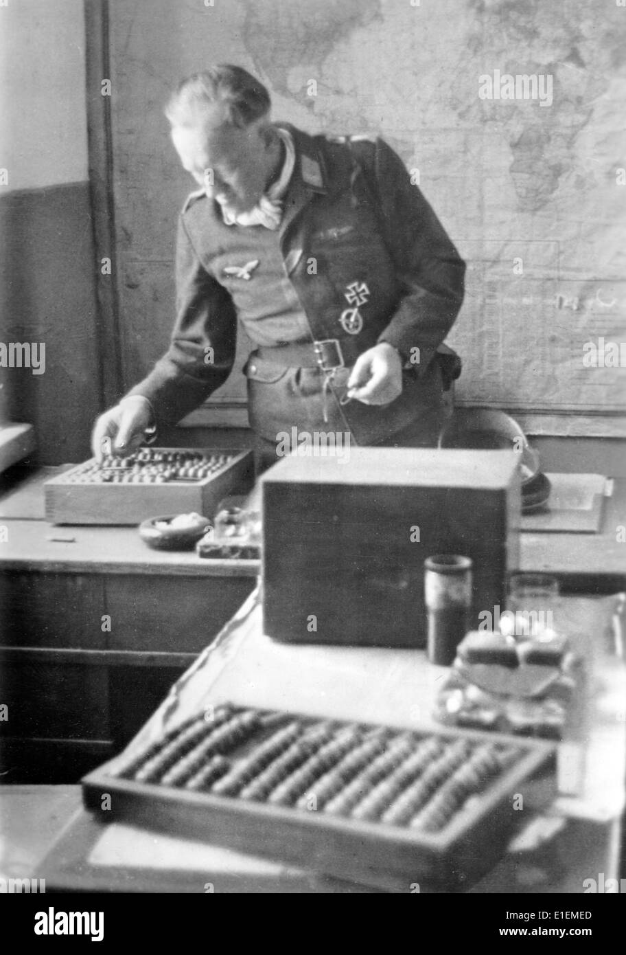 Propagandatext! Aus den Nazi-Nachrichten auf der Rückseite des Bildes: "Schwach in der mentalen Arithmetik. Diese Rechenmaschinen, die die Grundlagen der Arithmetik den Absolventen unserer Grundschulen beibringen, finden sich in allen bolschewistischen Parteibüros. Aber im sowjetischen Paradies ist es offensichtlich viel wichtiger für einen Parteifunktionär, die Technik der Schüsse in den Nacken zu beherrschen, als in der Lage zu sein, zu rechnen oder zu schreiben." Foto von der Ostfront, aufgenommen am 01. August 1941. (Qualitätsmängel aufgrund der historischen Bildkopie) Fotoarchiv für Zeitgeschichtee – KEIN KABELDIENST – Stockfoto
