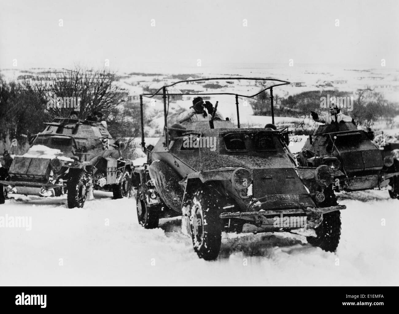 Propagandatext! Aus den Nachrichten der Nazis auf der Rückseite des Bildes: "Wo ist der Feind? Die Anführer der Panzerwagen suchen ihn in diesem Abschnitt am Don River. Foto von der Ostfront/Russland am 13. Februar 1943. (Qualitätsmängel aufgrund der historischen Bildkopie) Fotoarchiv für Zeitgeschichtee – KEIN KABELDIENST – Stockfoto