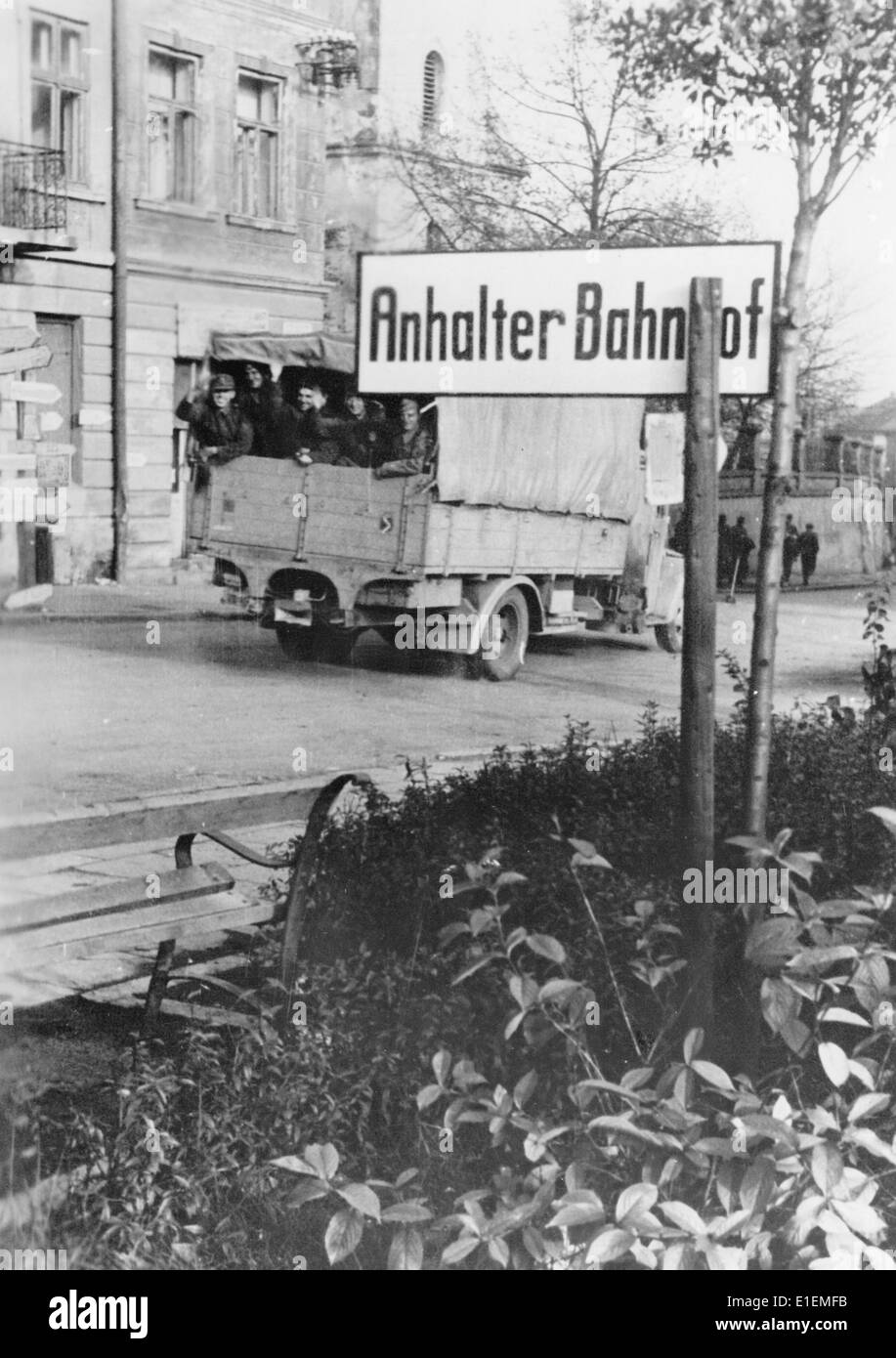 Soldaten der deutschen Wehrmacht an einem sogenannten "Anhalter Bahnhof" auf dem Weg zur Ostfront. Ort unbekannt. Propagandatext! Aus den Nazi-Nachrichten vom 08. Dezember 1944 auf der Rückseite des Bildes: „An allen größeren Straßenkreuzungen in Städten im Osten wurden Haltestellen mit dem Schild „Anhalter Bahnhof“ aufgestellt, wo sich Soldaten auf dem Weg zur Front versammeln und dann durch vorbeifahrende Fahrzeuge nach vorne gebracht werden müssen. So können Soldaten ihr Ziel schnell erreichen.“ (Qualitätsmängel aufgrund der historischen Bildkopie) Fotoarchiv für Zeitgeschichtee – KEIN KABELDIENST – Stockfoto