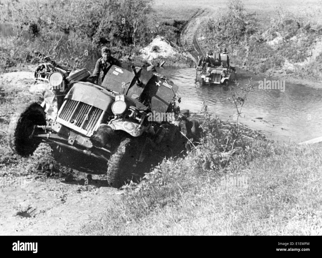 Das Bild des Nazi-Nachrichtendienstes zeigt deutsche Soldaten, die im Juli 1942 einen Fluss mit LKWs mit Flak-Waffen an der Ostfront überquerten. Die Symbole auf dem vorderen Fahrzeug stehen für vier zerstörte Panzer und sieben feindliche Maschinen. Fotoarchiv für Zeitgeschichtee - KEIN KABELDIENST Stockfoto