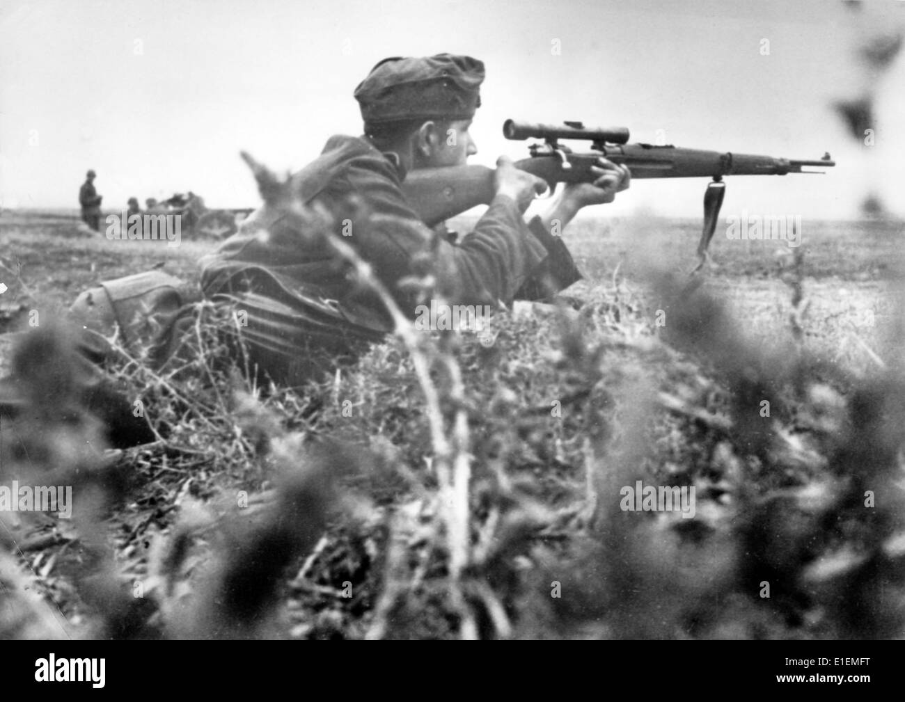 Das nationalsozialistische Berichtsbild zeigt einen Soldaten der deutschen Wehrmacht im Kampf als Scharfschütze, der 1942 an der Front saß. Fotoarchiv für Zeitgeschichtee -KEIN KABELDIENST- Stockfoto
