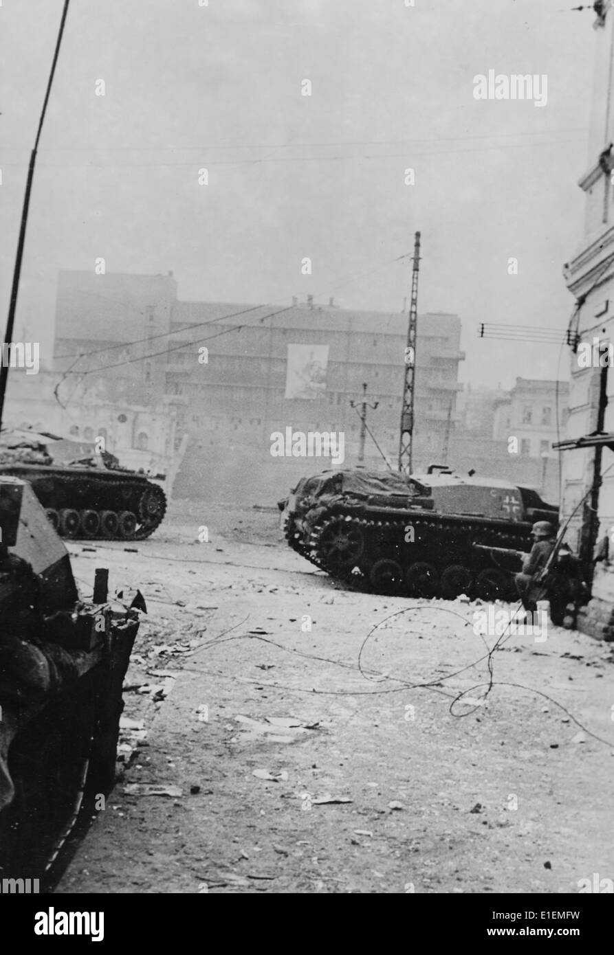 Propagandatext! Aus den Nazi-Nachrichten, die auf der Rückseite des Bildes berichten: "Der harte Widerstand der Sowjets wird in schweren Straßenkämpfen gebrochen. Am 24. Oktober befindet sich Charkow, eines der wichtigsten Verteidigungsindustrien und Wirtschaftszentren der Sowjetunion, in deutschen Händen." Foto von der Ostfront, 28. Oktober 1941. (Qualitätsmängel aufgrund der historischen Bildkopie) Fotoarchiv für Zeitgeschichtee – KEIN KABELDIENST – Stockfoto