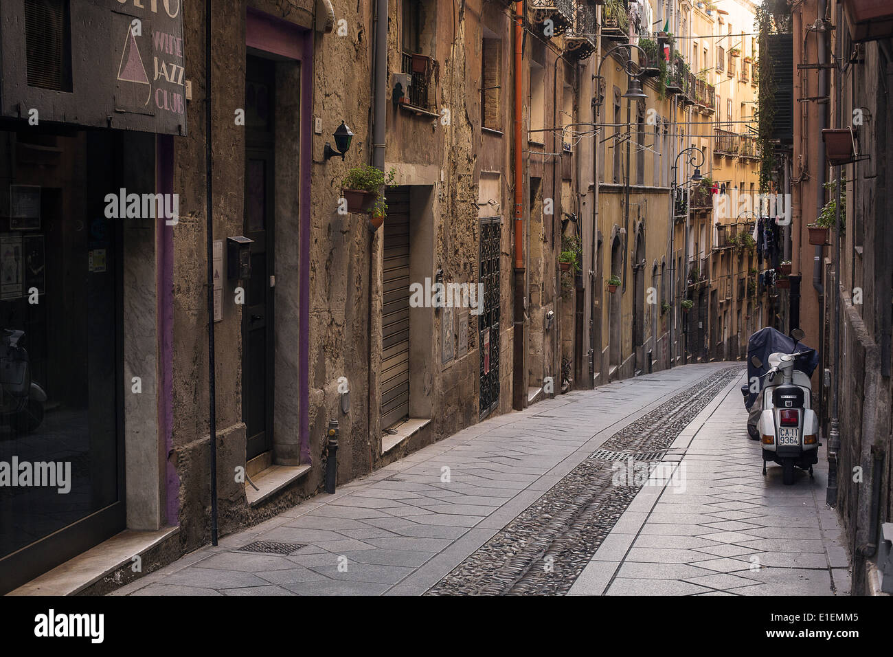 Schmale Straße im Stadtzentrum von Cagliari, Sardinien, Italien, Europa Stockfoto