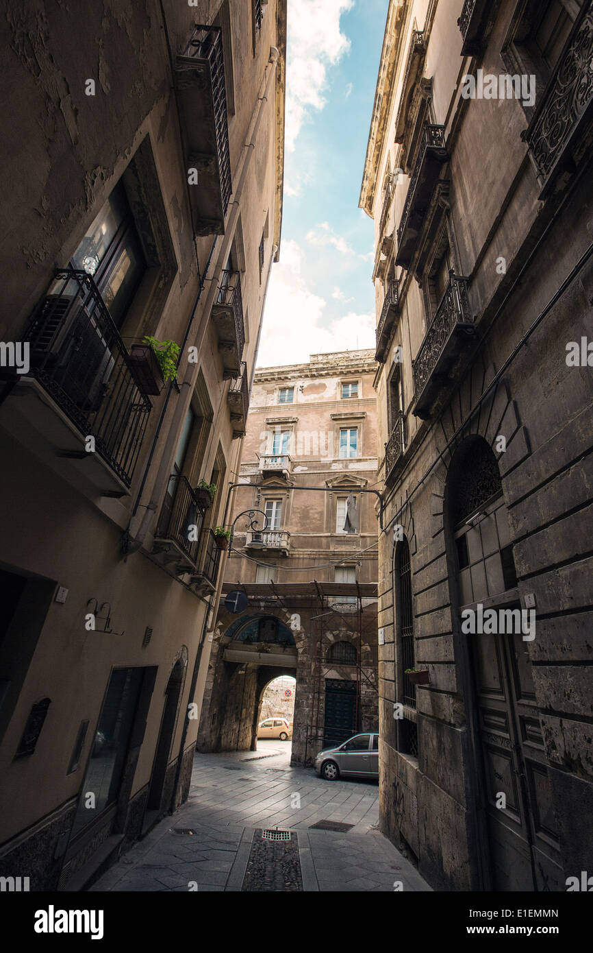 Weitwinkelaufnahme der schmalen Straße im Stadtzentrum von Cagliari, Sardinien, Italien, Europa Stockfoto