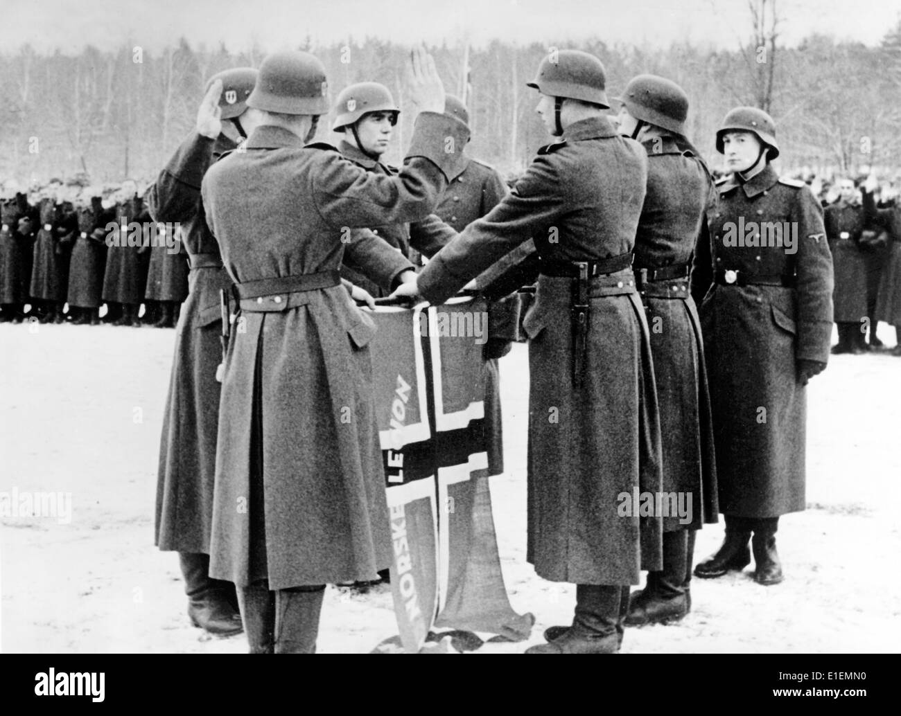 Das Bild aus einem Nazi-Nachrichtenbericht zeigt die Vereidigung norwegischer Freiwilliger in die "Norske Legion" der Waffen-SS an der Ostfront in Szczecin, Polen, im Januar 1942. Fotoarchiv für Zeitgeschichtee - KEIN KABELDIENST Stockfoto