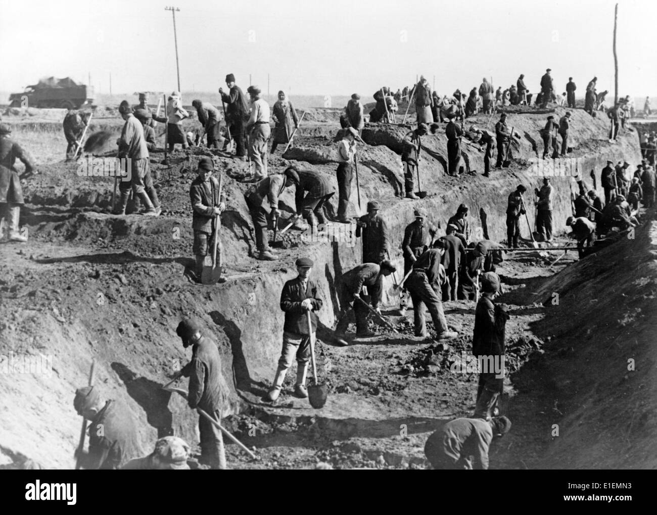 Das Bild der Nazi-Propaganda zeigt, dass Soviel Zivilist im April 1943 von der deutschen Armee zum Graben an der Ostfront eingesetzt wurde. Fotoarchiv für ZeitgeschichteArchve - KEIN KABELDIENST Stockfoto