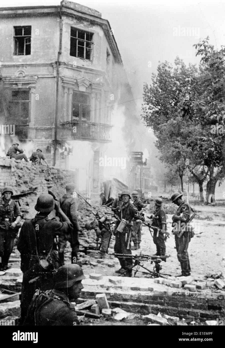 Deutsche Soldaten stehen während der Eroberung der Rostow, Russland, Juli/August 1942 an einer Barrikade. Im November 1941 wurde die Stadt zum ersten Mal von Deutschen besetzt. Einige Tage später konnten die Sowjettruppen die deutschen Truppen zurückdrängen. Im Juli 1942 wurde die Stadt erneut von Deutschland eingenommen, nur um nach schweren Kämpfen im Februar 1943 wieder an die Sowjetarmee verloren zu werden. Fotoarchiv für Zeitgeschichte - KEIN KABELDIENST Stockfoto