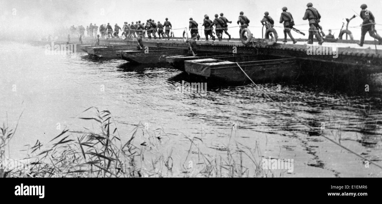 Sowjetische Truppen überqueren im Juli 1944 eine Pontonbrücke beim Western Bug. Die Operation Bagration fand im Sommer 1944 statt, als die sowjetischen Truppen an die Grenze Ostpreußen vorrücken, was zur Niederlage des Deutschen Reiches führte. Fotoarchiv für Zeitgeschichtee - KEIN KABELDIENST Stockfoto